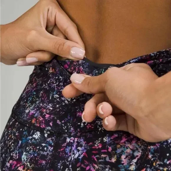 𝗟𝘂𝗹𝘂𝗹𝗲𝗺𝗼𝗻 𝗕𝗮𝘀𝗲 𝗣𝗮𝗰𝗲 HR Crop 23" Leggings -Floral Spray Multi -4 - Picture 2 of 7